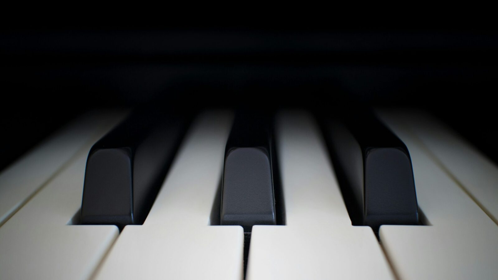 Skoove vs Simply Piano: Which Teaches More?